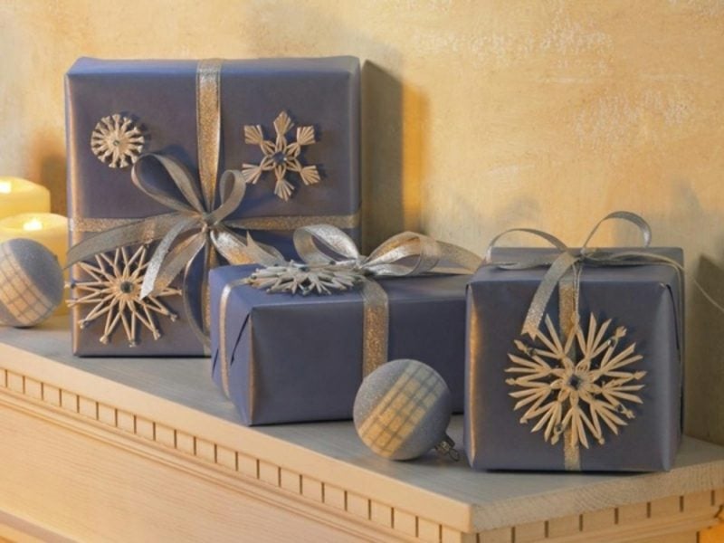 interessantes Geschenkpapier zu Weihnachten Dunkelblau Schneeflocken als Dekoration