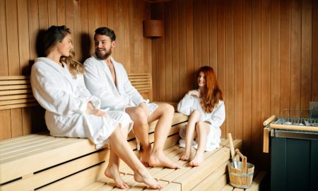 3 entspannte Gäste in einer kleinen Sauna