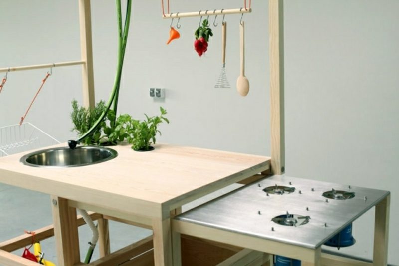 mobile Küche mit Gaskocher und Spühlbecken
