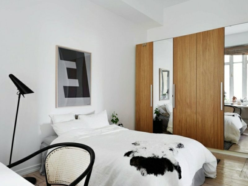 skandinavische Möbel Schlafzimmer Kleiderschrank aus Eichenholz als Akzent im Interieur