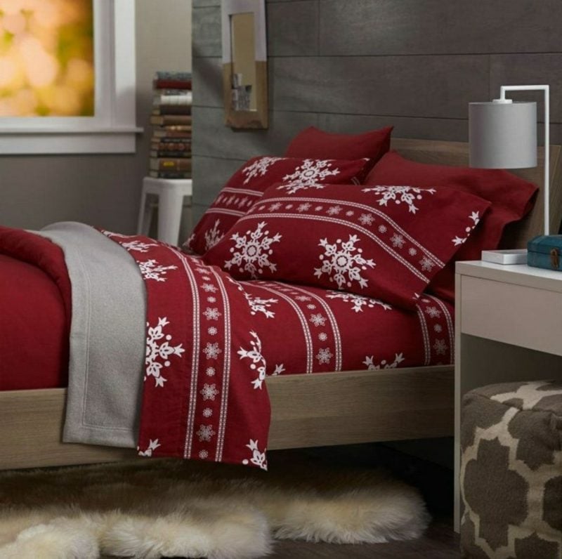 Bettwäsche zu Weihnachten im Rot mit weissen Schneeflocken