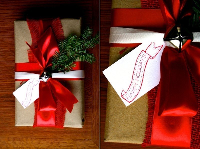 Geschenkpapier zu Weihnachten originelle rote Schleife Tannenzweig