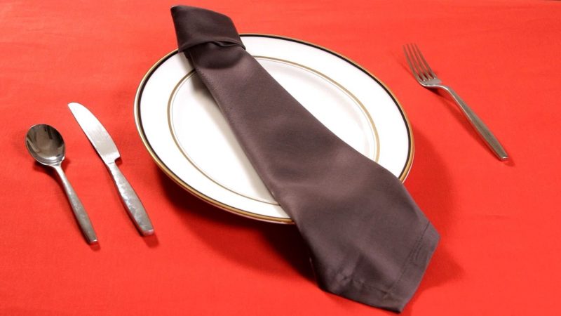 Eine Serviette mit der Form von Krawatte.
