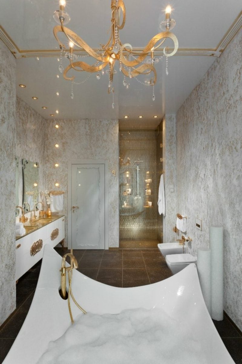 Luxus Badezimmer königlicher Look riesige Badewanne aus Porzellan