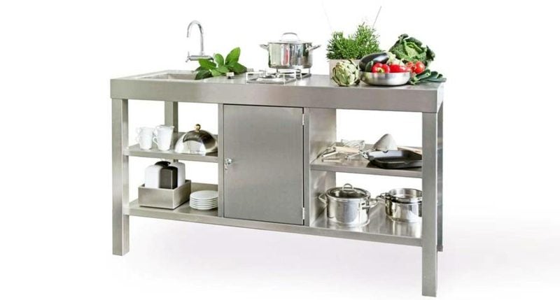 moderne mobile Küche aus Edelstahl mit Spühlbecken, Regalen und Gaskocher