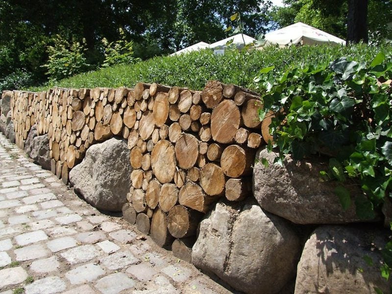 interessante Gartenmauer aus Holz und massisven Steinen