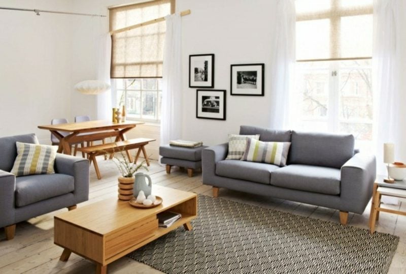 skandinavische Möbel Wohnzimmer graues Sofa Teppich mit geometrischen Motiven Couchtisch aus Massivholz
