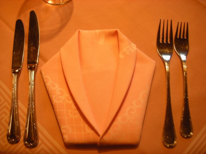 Ein Sakko von Servietten auf den Tisch legen.