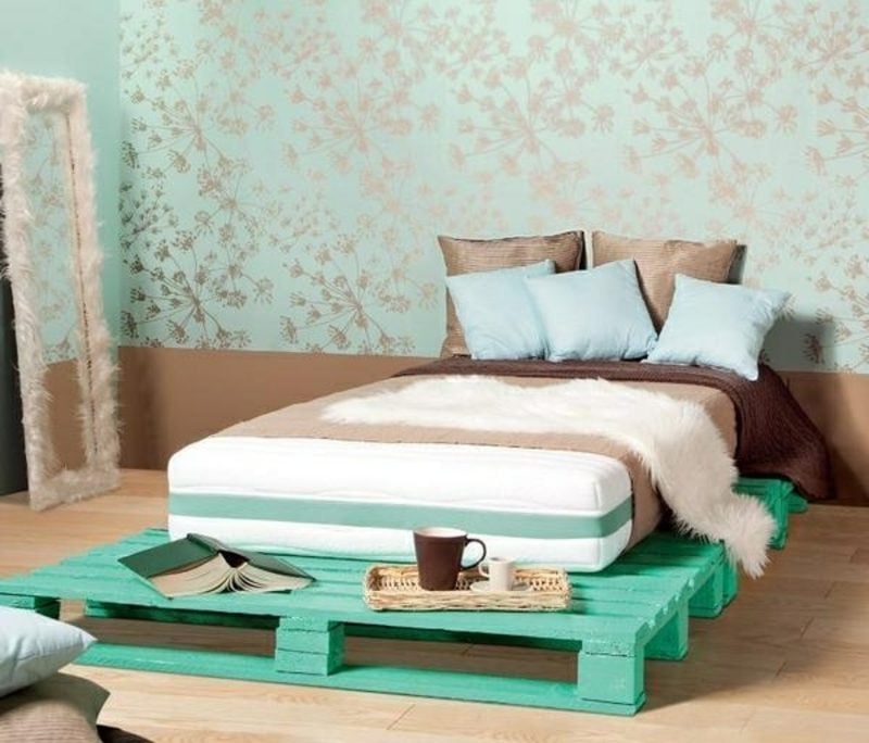 Europaletten Bett im Türkischgrün moderner Look