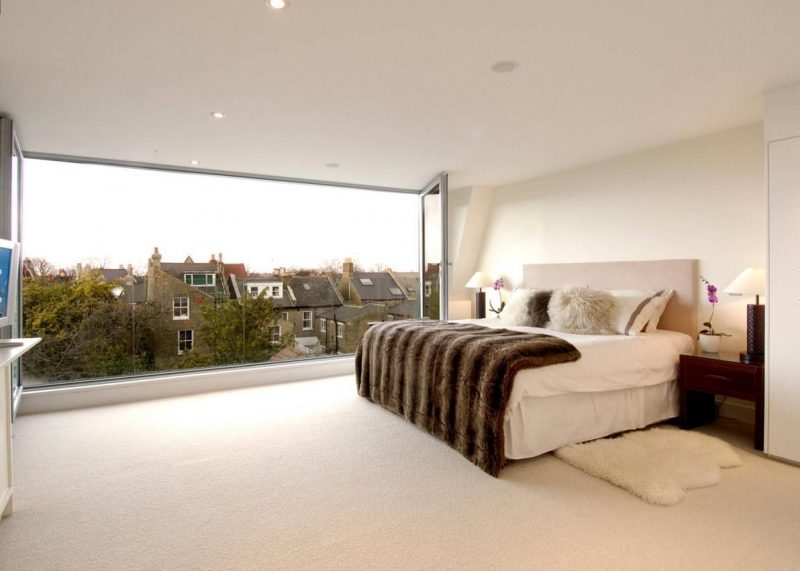 Bodentiefe Fenster im Schlafzimmer sorgen für ruhiges Schlafen