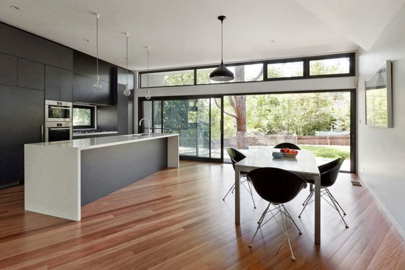 Bodentiefe Fenster in der modernen Küche