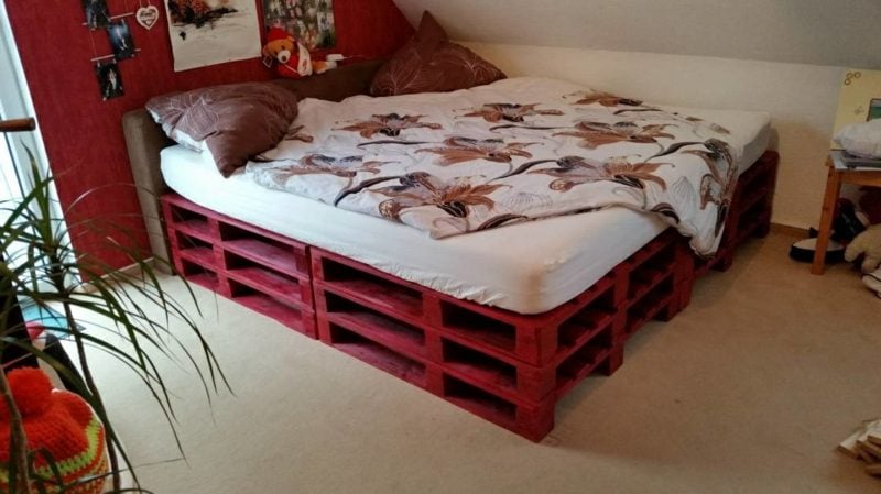 Europaletten Bett rot gestrichen