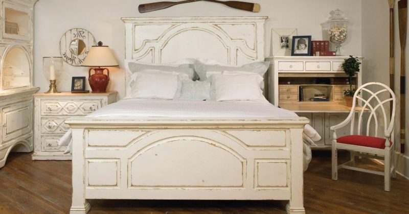 Holzbett weiß möbel landhausstil schlafzimmer einrichten stuhl regal kissen weiß