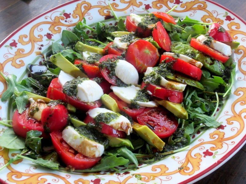 Käsefondue Beilagen: Salat mit Mozarella und Tomaten!