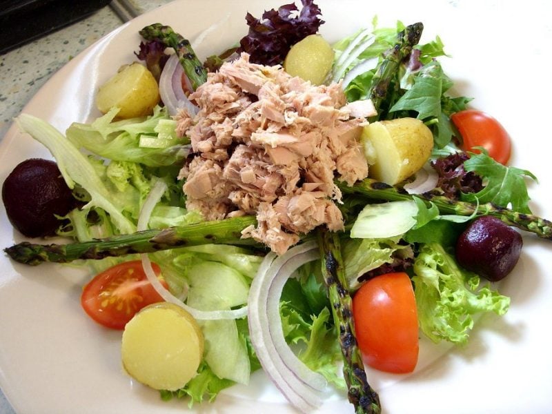 Käsefondue Beilagen: grüner Salat mit Thunfisch!