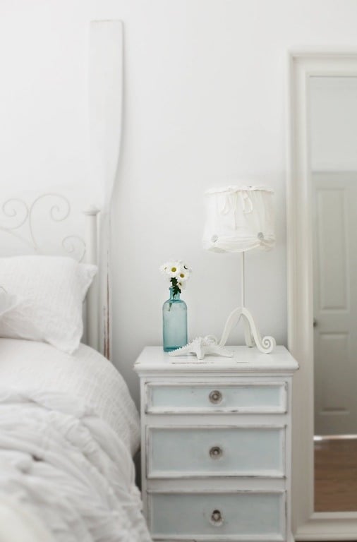 Landhausstil möbel weiß nachttisch holz schlafzimmer einrichten wohnaccessoires vase blumen dekoideen