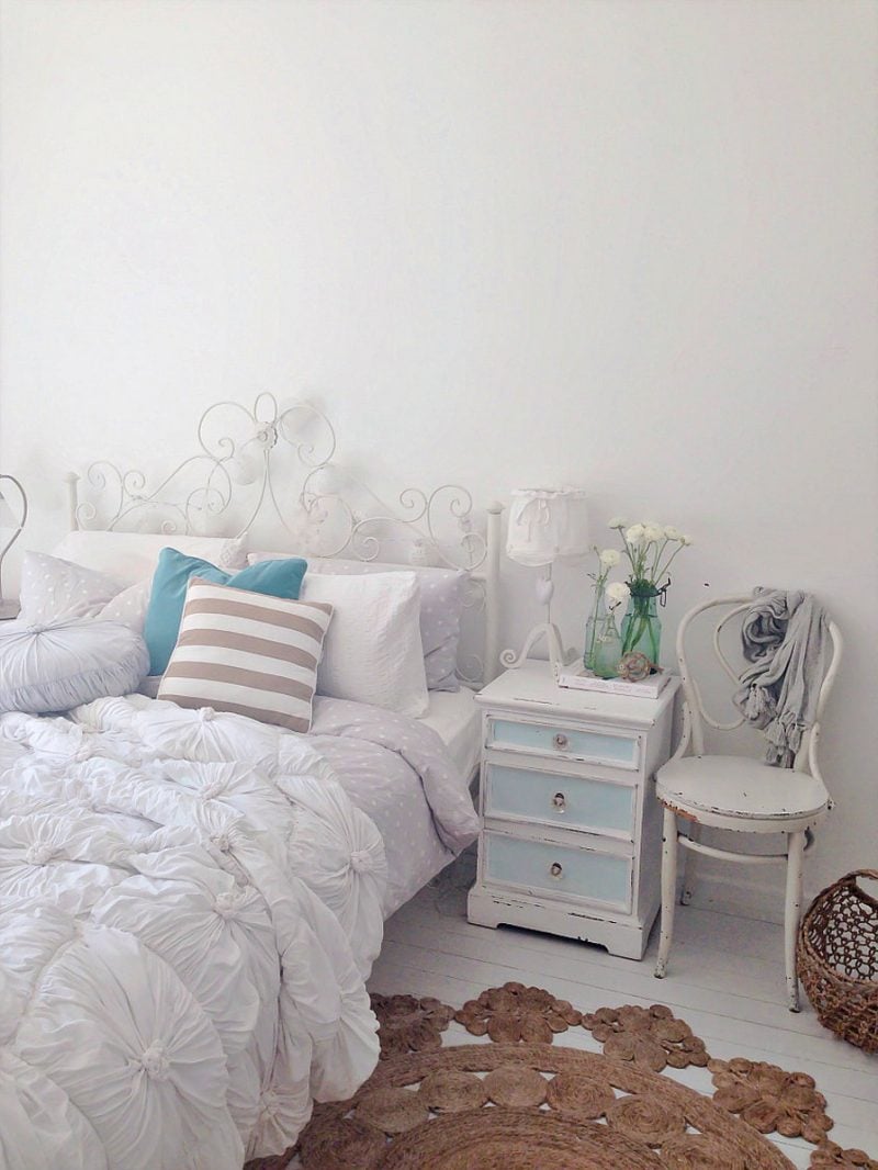 Möbel Landhausstil weiß stuhl nachttisch holz kissen schlafzimmer einrichten