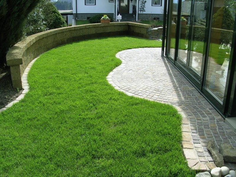Rasenfläche Hof originelle Gestaltung vertikutiert