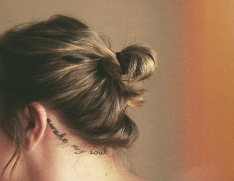 Schriftarten für Tattoo personalisiert hinter dem Ohr