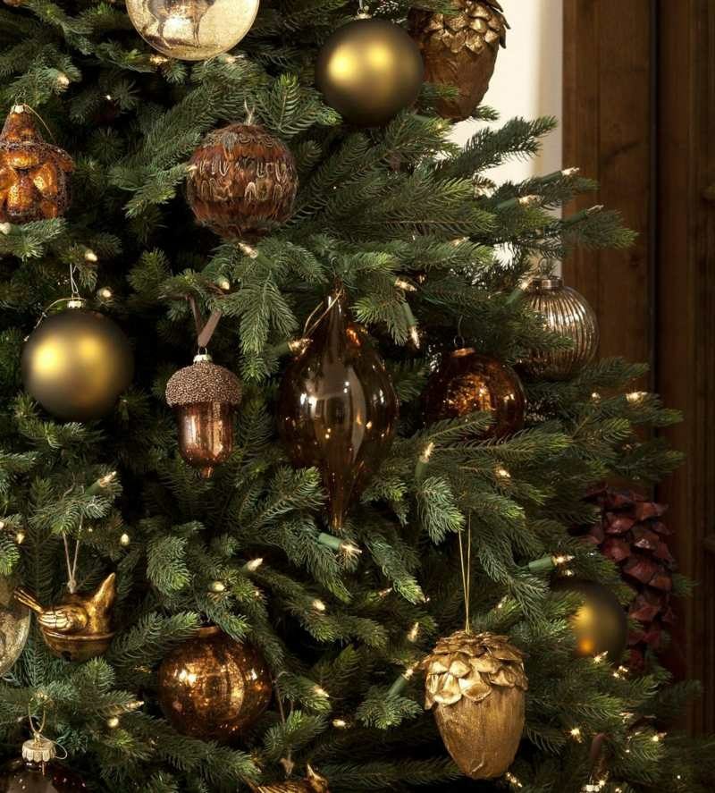 eleganter Baumschmuck im Golden und Braun Weihnachten