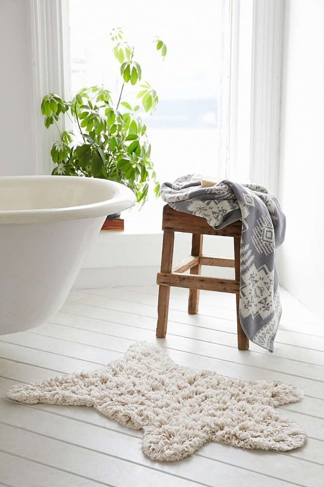 badezimmer einrichten möbel holz hocker badewanne modernes bad ideen