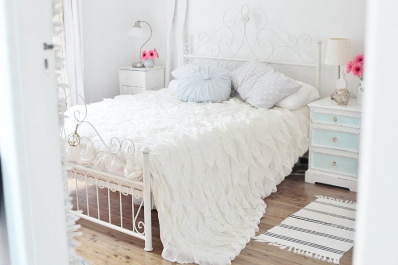 weiße landhausmöbel bett metall landhausstil möbel weiß schlafzimmer einrichten charme dekoideen
