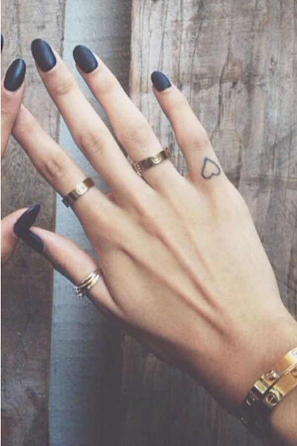 herz tattoo motive frauen tattoo ideen für frauen finger tattoos