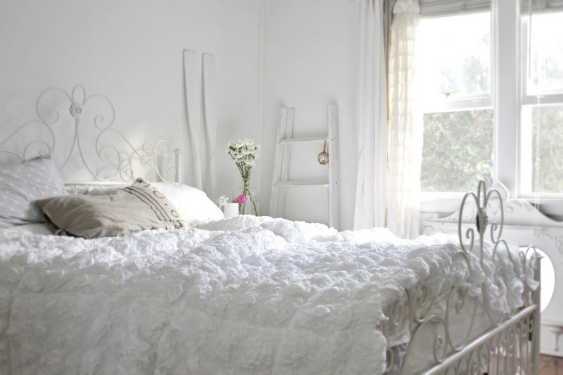 möbel landhausstil weiß fenster bett schlafzimmer einrichten dekoideen eleganz stilvoll
