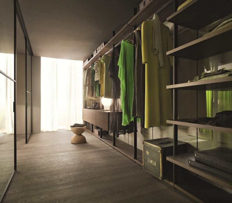 perfekter begehbarer kleiderschrank schlafzimmer grün hocker fenster kleiderständer