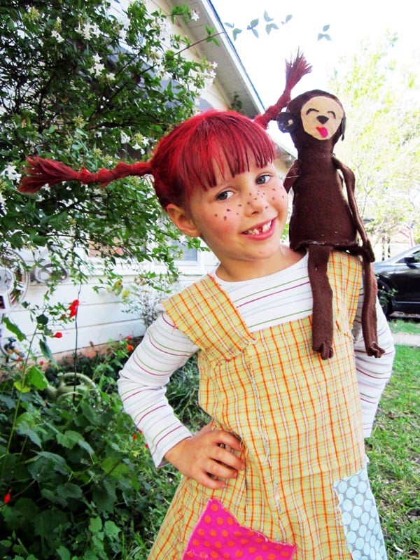Pippi Langstrumpf Look schaffen - Kinderschürze nähen und Perücke aus Wolle basteln