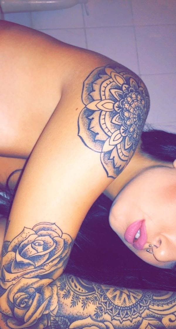 tattoo ideen frauen schulter lotus tattoo motive sexy tattoos