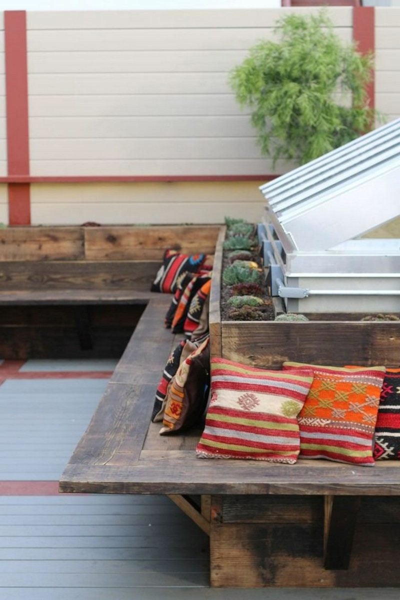 Gartenbank aus Holz einfaches Design bunte Kissen