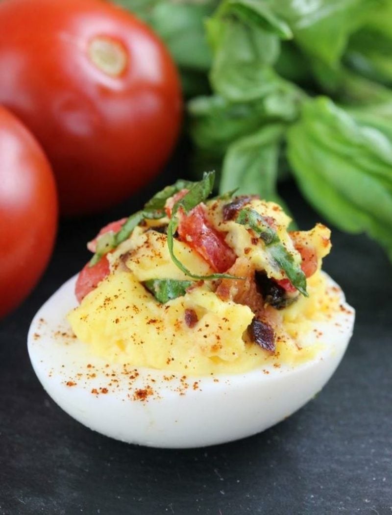Party Snacks schnelles Fingerfood Eier mit Tomaten und Basilikum