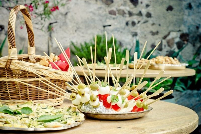Snacks für Party Spiesse mit Oliven, Tomaten und Mozzarella