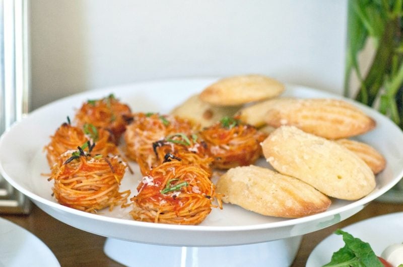 schnelle Partysnacks Häppchen mit Spaghetti und Parmesan