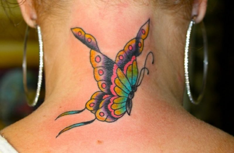 farbiges Tattoo Schmetterling Nacken