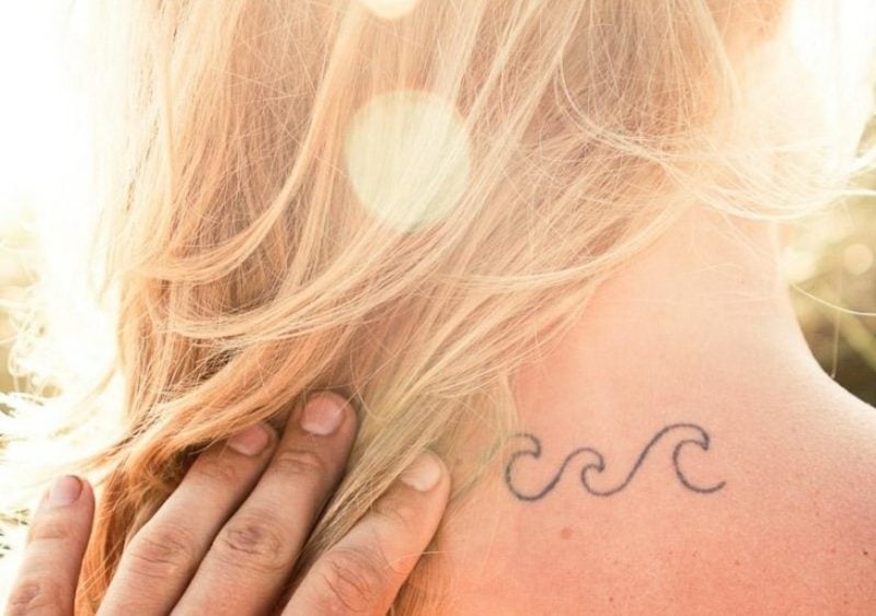 kleine Tattoos Motive Wellen Frau Naken