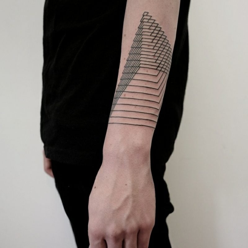 Tattoo auf Unterarm mann geometrische Motive Pyramide