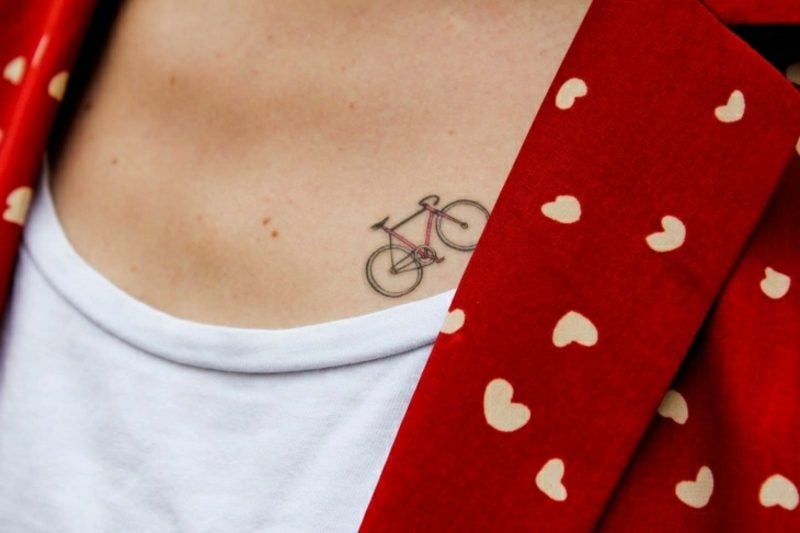 kleine Tattoos Motive Frau Fahrrad Brust