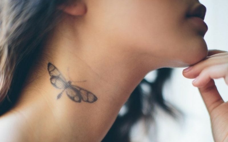kleine Tattoos Motive Nachtfalter am Hals Frau