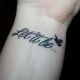 kleine Tattoos Motive Schrift let it be Handgelenk