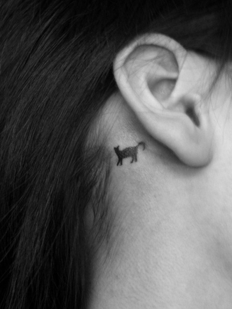 kleine Tattoos Motive schwarze Katze hinter dem Ohr