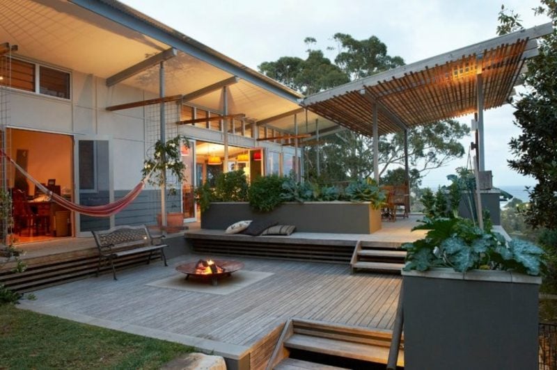 Terrassengestaltung modern Holzboden offene Feuerstelle