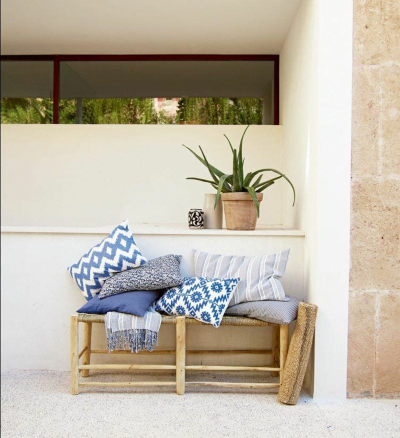 Terrassengestaltung Bambusmöbel bunte Kissen