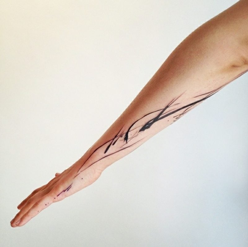Tattoo auf Unterarm moderne Kunst Linien Mann originelle Ideen 