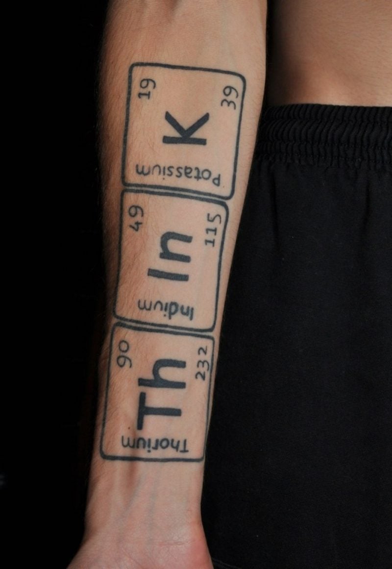 Tattoo auf Unterarm originelle Ideen chemische Elemente Mann