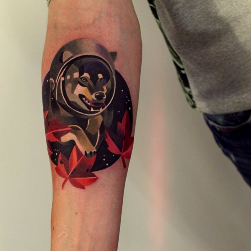 Tattoo auf Unterarm Mann Wolf interessantes Design farbig