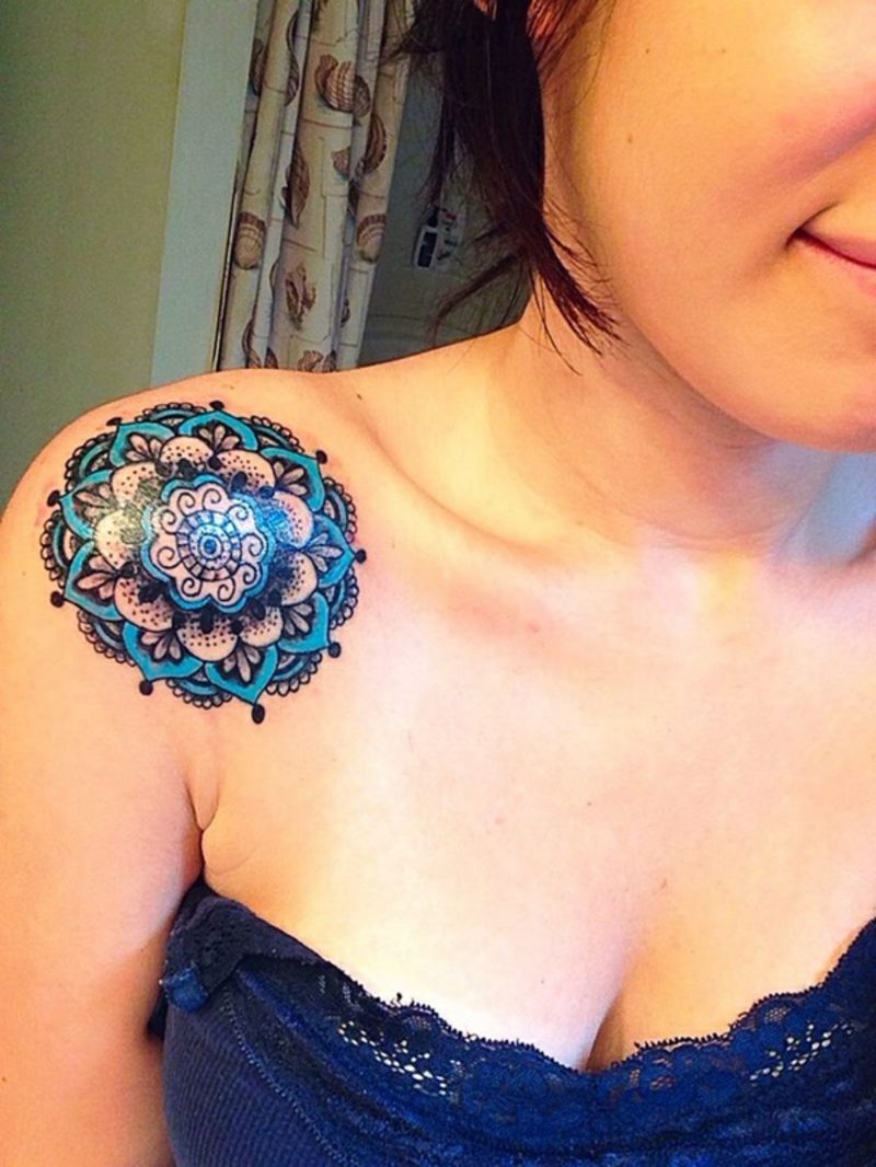 Tattoo einer Hawaii-Blume in schwarz und blau