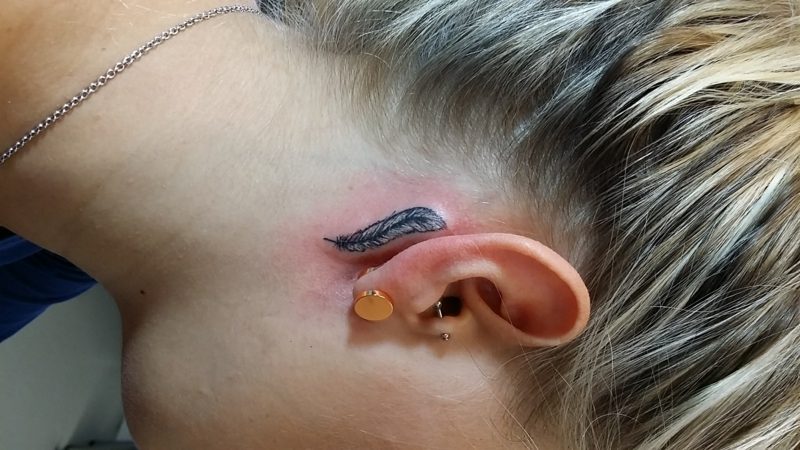 Feder Tattoo hinter der Ohr