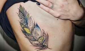 feder-tattoo-Interesting_colorful_tribal_feather_tattoo_on_rib-side